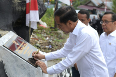 Pagi di Fakfak, Presiden Jokowi Tanda Tangani Tugu Pancasila Kampung Tanama